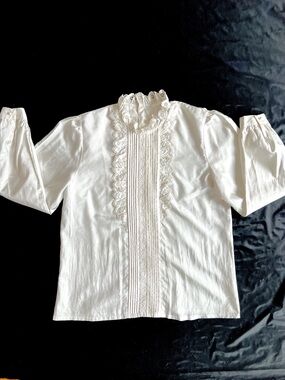 Wing Abby Vintage White Victorian Lace Ruffle Blouse ruffle button back Size S